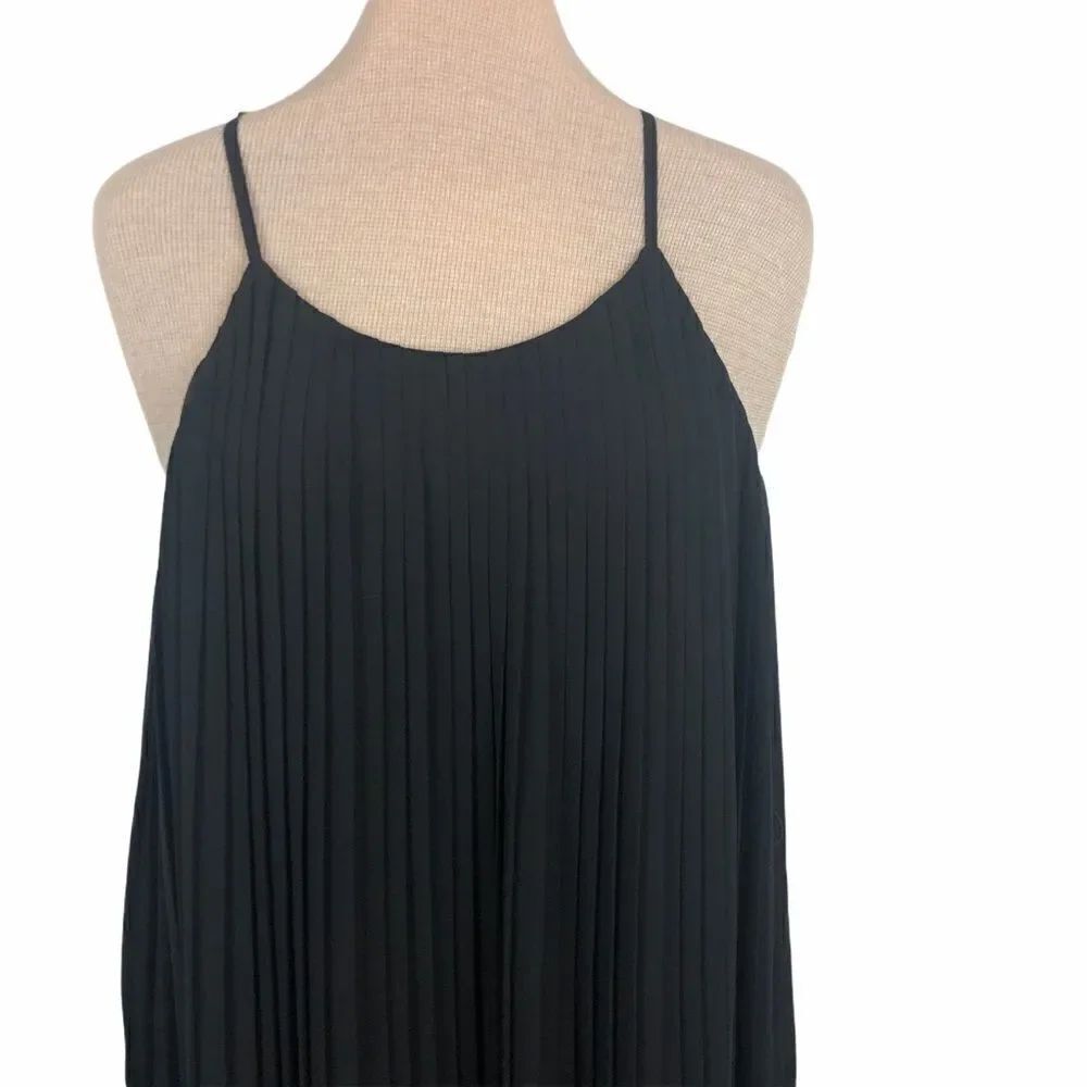 Glamorous pleated little black dress - Picture 2 of 13